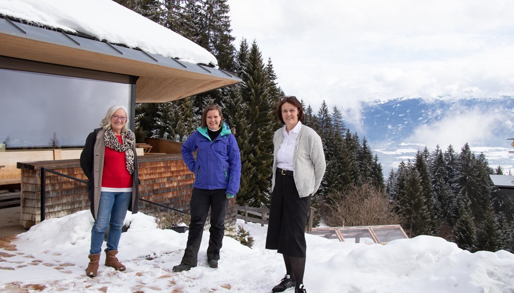 Die Hüttenwirtinnen Ruth Scherb, Christina Meilinger und Sonja Schütz (v. l.) beim Stelldichein auf der Umbrüggler Alm.