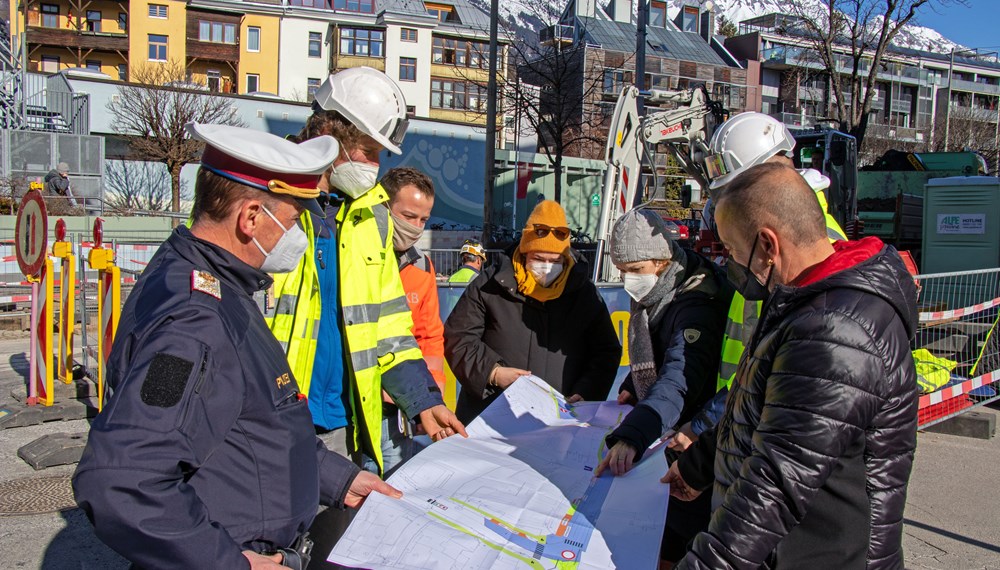 Für einen möglichst reibungslosen Baustellenverlauf ist eine gute Zusammenarbeit aller Beteiligten wichtig. Baustellenkoordinatorin Martina Gura (3. v. r.) bespricht mit Polizei, Baufirma, IKB, Verkehrsbehörde und IVB die Verkehrsführung an der Baustelle Fürstenweg.