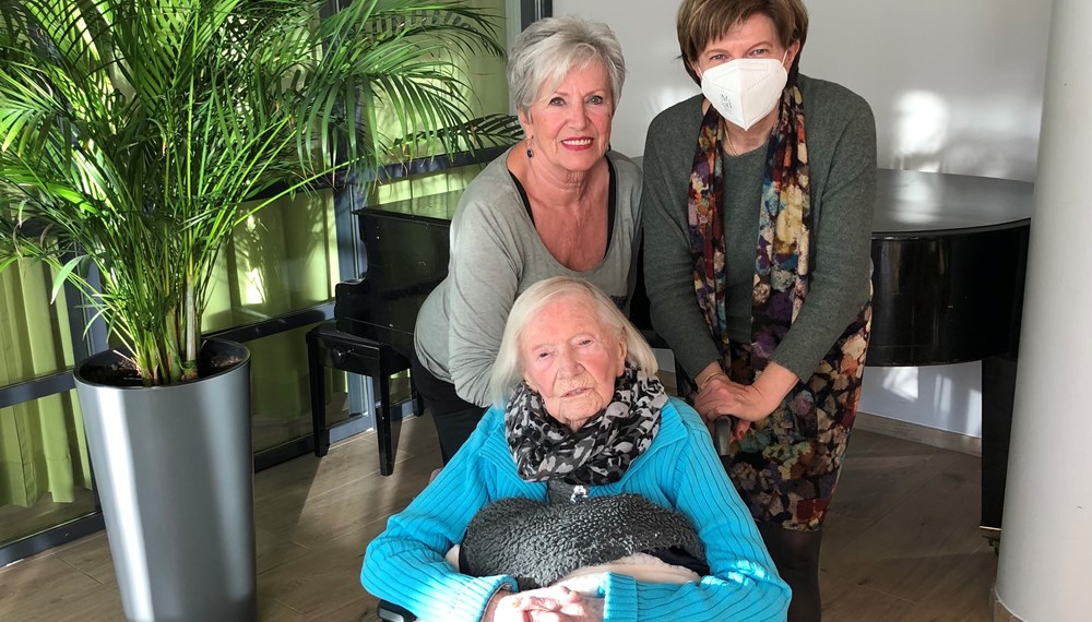 Stadträtin Christine Oppitz-Plörer (r.) freute sich, ihre Glückwünsche an Maria Schwandtner persönlich zu überbringen. Im Wohnheim Reichenau feierte die älteste Innsbruckerin im Kreise ihrer Familie (am Bild ihre Tochter) ihren Geburtstag.
