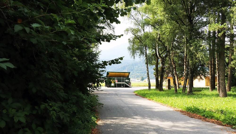 Sobald Bäume, Hecken oder Sträucher die Verkehrssicherheit beeinträchtigen, sind die GrundstückseigentümerInnen dazu verpflichtet, diese auszuästen und zu entfernen. Grünschnitt in Kleinmengen nimmt die Sammelstelle Kranebitten kostenlos von 11. März bis 28. November an.