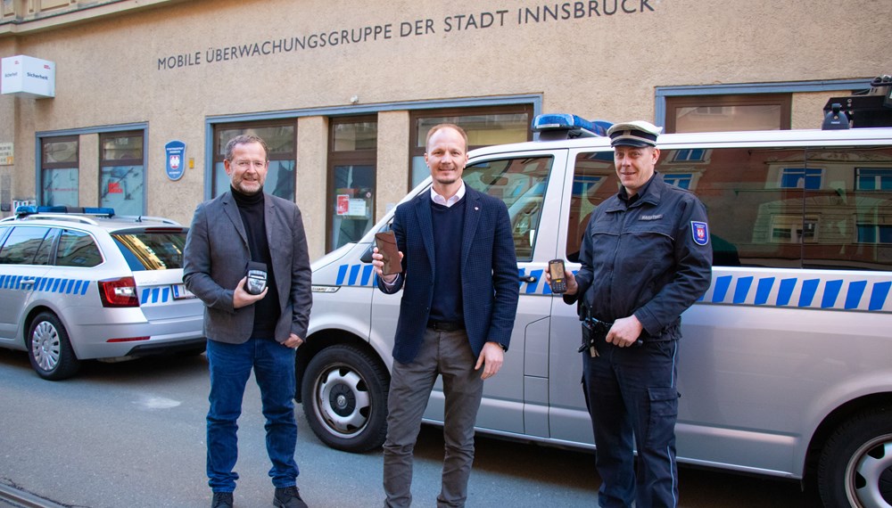 Amtsvorstand Klaus Feistmantl (Allgemeine Sicherheit und Veranstaltungen; links), Vizebürgermeister Johannes Anzengruber und Thomas Hintersdorf (MÜG; rechts) demonstrieren den Unterschied zwischen alten und neuen Geräten.