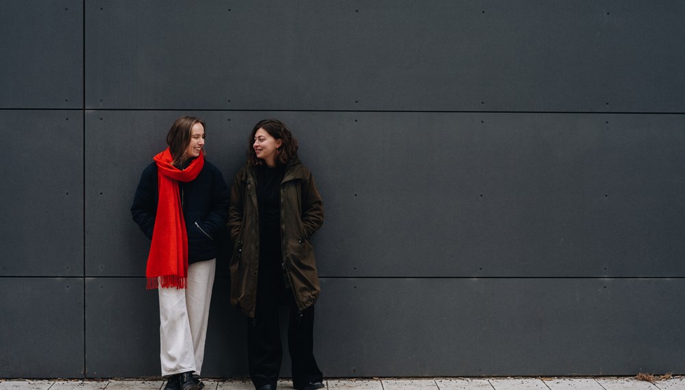 Klatschen allein reicht nicht: Luna Al-Mousli und Clara Berlinski porträtieren Menschen, meist Frauen, die seit Beginn der Pandemie am meisten gefordert sind und verlangen grundlegende Veränderungen und Anerkennung.
