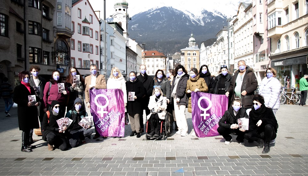 Referatsleiterin Uschi Klee (Frauen und Generationen), Bürgermeister Georg Willi, Frauenstadträtin Elisabeth Mayr, Vizebürgermeister Johannes Anzengruber, Stadträtin Uschi Schwarzl sowie GemeinderätInnen und VertreterInnen von Frauenorganisationen setzten am Weltfrauentag ein sichtbares Zeichen der Solidarität.