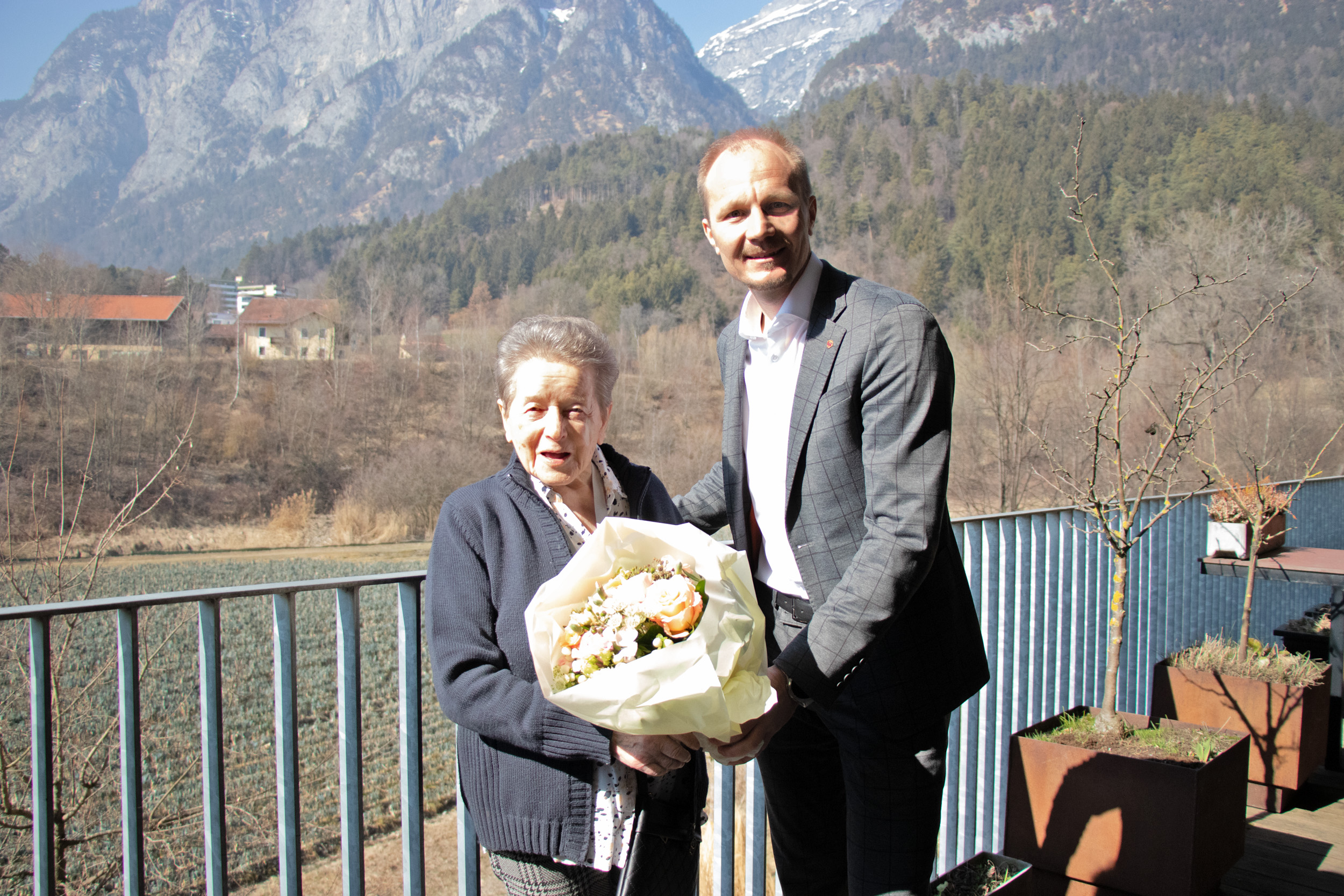 Vizebürgermeister Johannes Anzengruber gratulierte Elisabeth Plattner zum 100. Geburtstag.