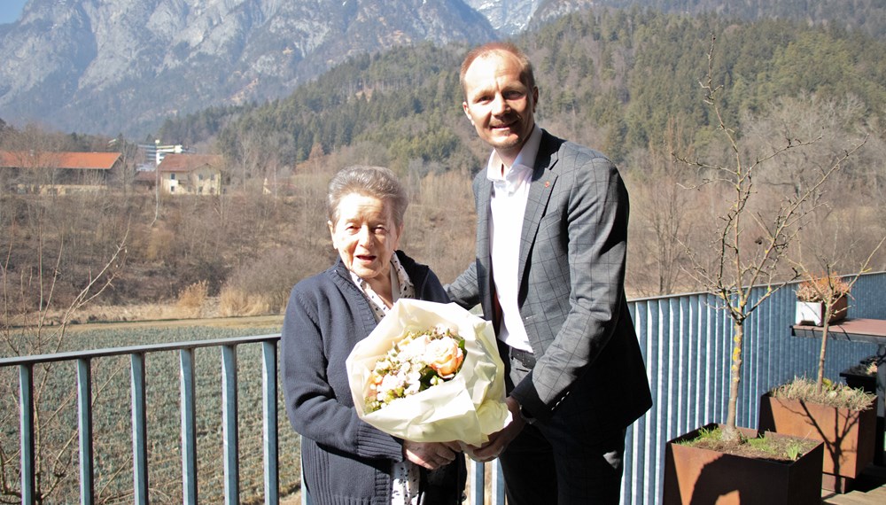 Vizebürgermeister Johannes Anzengruber gratulierte Elisabeth Plattner zum 100. Geburtstag.
