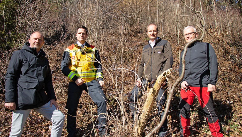 Machten sich vor Ort ein Bild von der Trockenheit des Waldes (v.l.): Thomas Koland (MÜG), Branddirektor Helmut Hager (BFI), Vizebürgermeister Johannes Anzengruber und Wolfgang Huber (Amt für Wald und Natur).