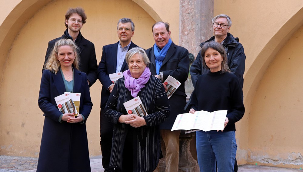 Orgelkonzerte 2022: Die VeranstalterInnen Michael Schöch, Peter Waldner, Reinhard Jaud und Kurt Estermann (hintere Reihe, v.l.) und Maria Crepaz (vorne Mitte) mit Kulturamtsleiterin Isabelle Brandauer (links) und StRin Uschi Schwarzl (rechts).