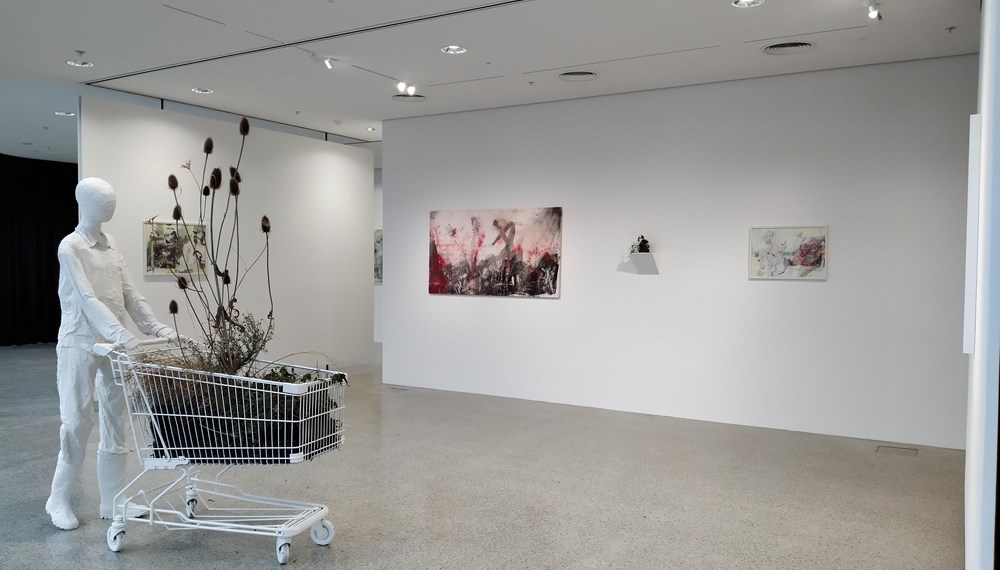 Eine Einladung zum Kunstkonsum: Die Ausstellung „So wandeln sich Bilder“ von Elisabeth Schutting ist noch bis 26. März in der Galerie Plattform 6020 zu sehen.