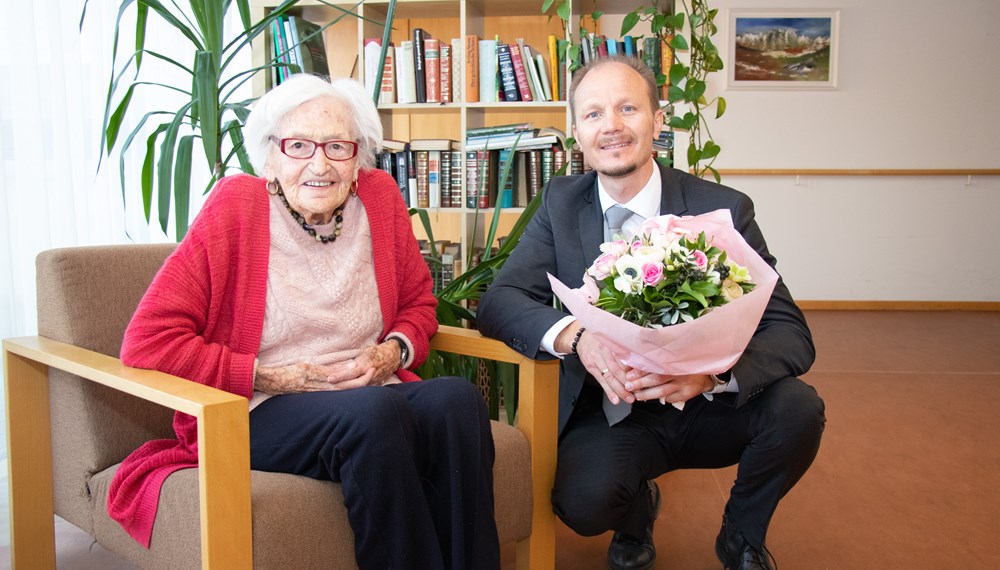 Blumen und Glückwünsche zum 102. Geburtstag gab es von Vizebürgermeister Johannes Anzengruber für Helene Waroschitz.