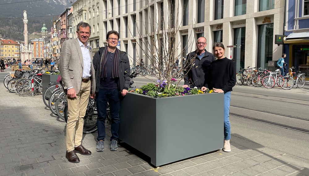 Bürgermeister Georg Willi, Markus Pinter und Robert Maier vom Grünanlagenamt begrüßen gemeinsam mit Umweltstadträtin Uschi Schwarzl (v. l. n. r.) das neue mobile Grün in der Stadt.