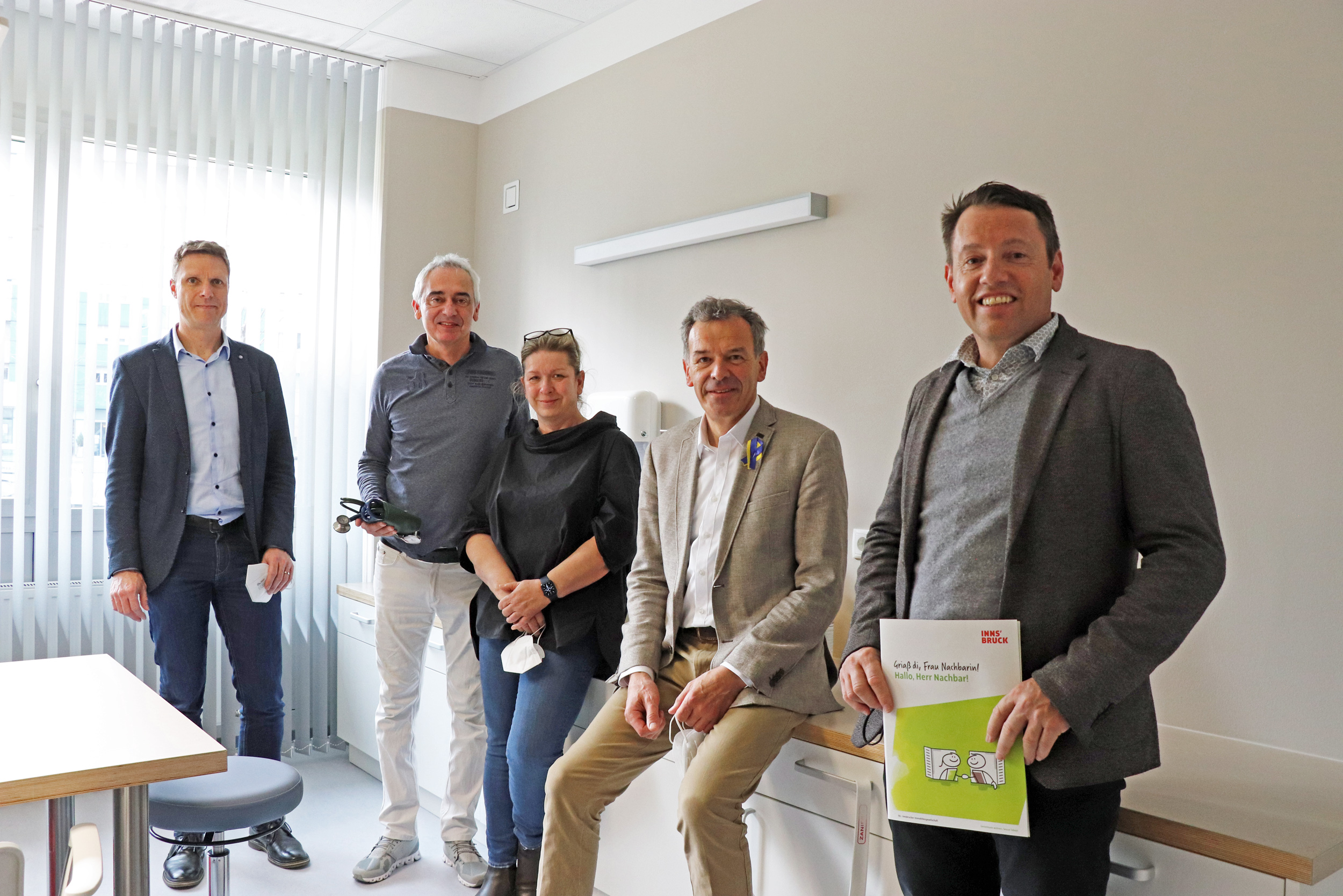 Bürgermeister Georg Willi (2.v.r.), Franz Danler (r., IIG-Geschäftsführung) und Bernhard Matt (l., IIG-Geschäftsbereich Objektmanagement) übergaben die Schlüssel zur neuen Arztpraxis an Allgemeinmediziner Wolfgang Hofer und seine Frau Ines.