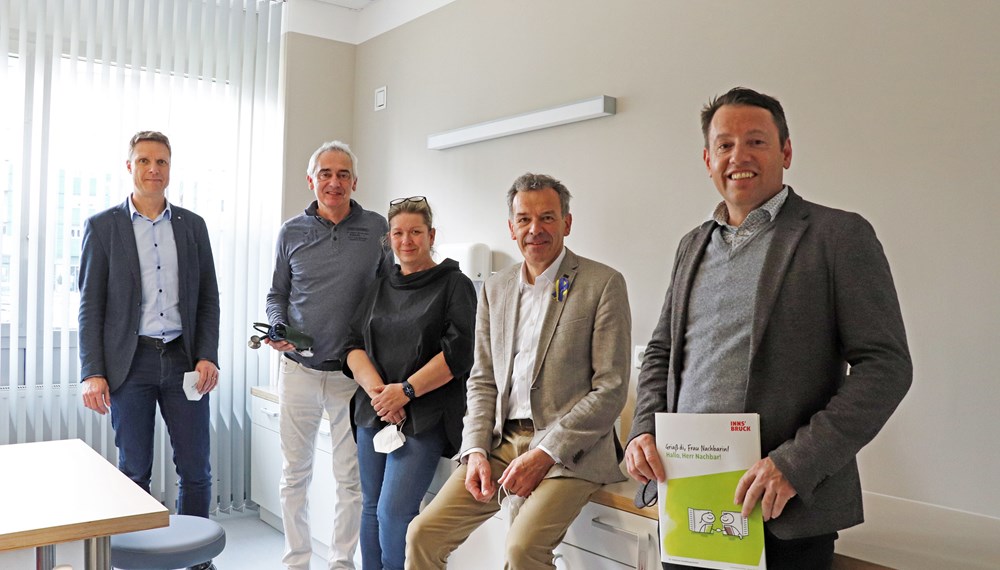 Bürgermeister Georg Willi (2.v.r.), Franz Danler (r., IIG-Geschäftsführung) und Bernhard Matt (l., IIG-Geschäftsbereich Objektmanagement) übergaben die Schlüssel zur neuen Arztpraxis an Allgemeinmediziner Wolfgang Hofer und seine Frau Ines.