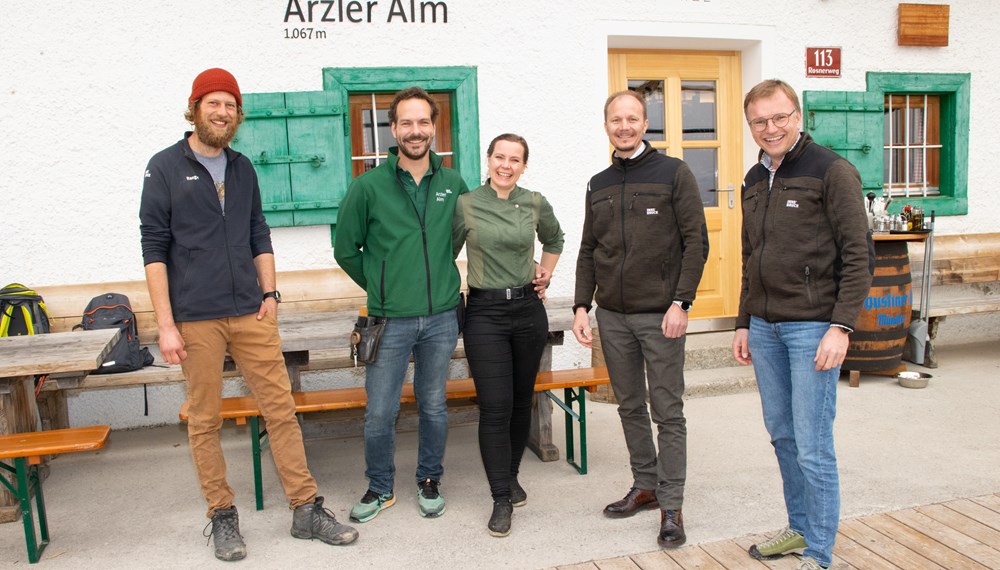 Freuen sich auf die neue Almsaison (v.l.): Ranger Mathias Bonauer, Alexander Hulak und Christina Meilinger (PächterInnen Arzler Alm), Vizebürgermeister Johannes Anzengruber und Albuin Neuner (Referatsleiter Natur und Erholung).