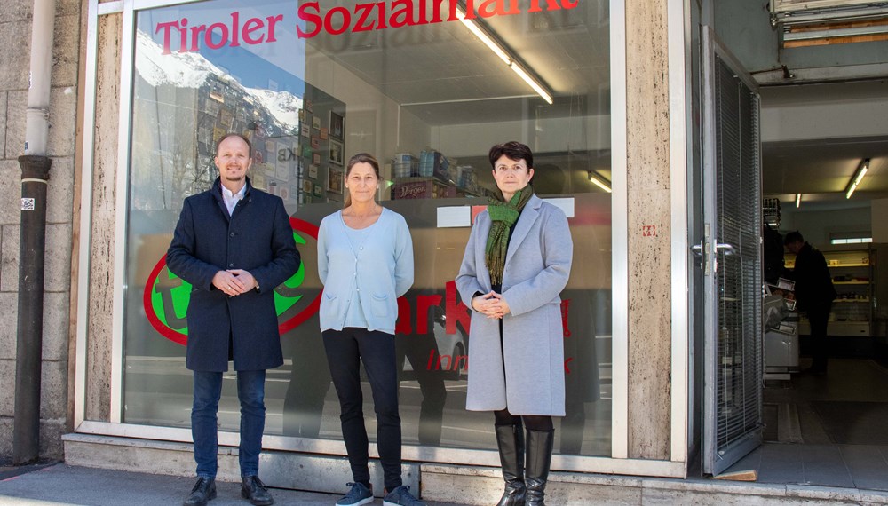 Geflüchtete UkrainerInnen sind im Tiroler Sozialmarkt in der Adamgasse 13 willkommen. (V.l.n.r.) Vizebürgermeister Johannes Anzengruber, TISO-Geschäftsführerin Michaela Landauer und Caritasdirektorin der Diöseze Innsbruck, Elisabeth Rathgeb