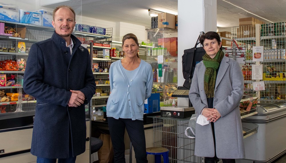 Vizebürgermeister Johannes Anzengruber, TISO-Geschäftsführerin Michaela Landauer und Caritasdirektorin der Diözese Innsbruck, Elisabeth Rathgeb (v. l. n. r.), vor den vollen Regalen im Tiroler Sozialmarkt.