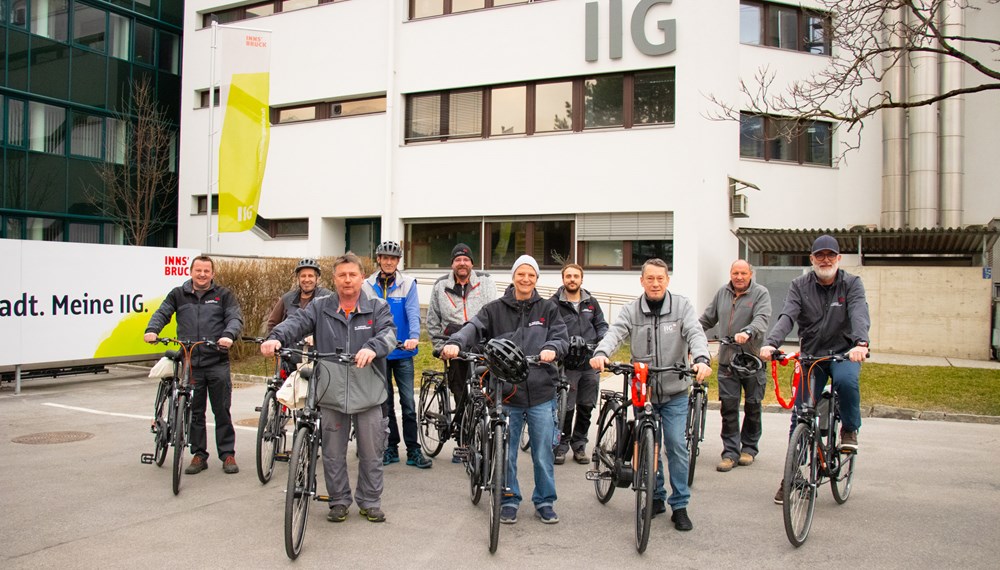 Für die HausmeisterInnen-Flotte der IIG stehen elf neue Diensträder sowie zwei E-Bikes zur Verfügung.