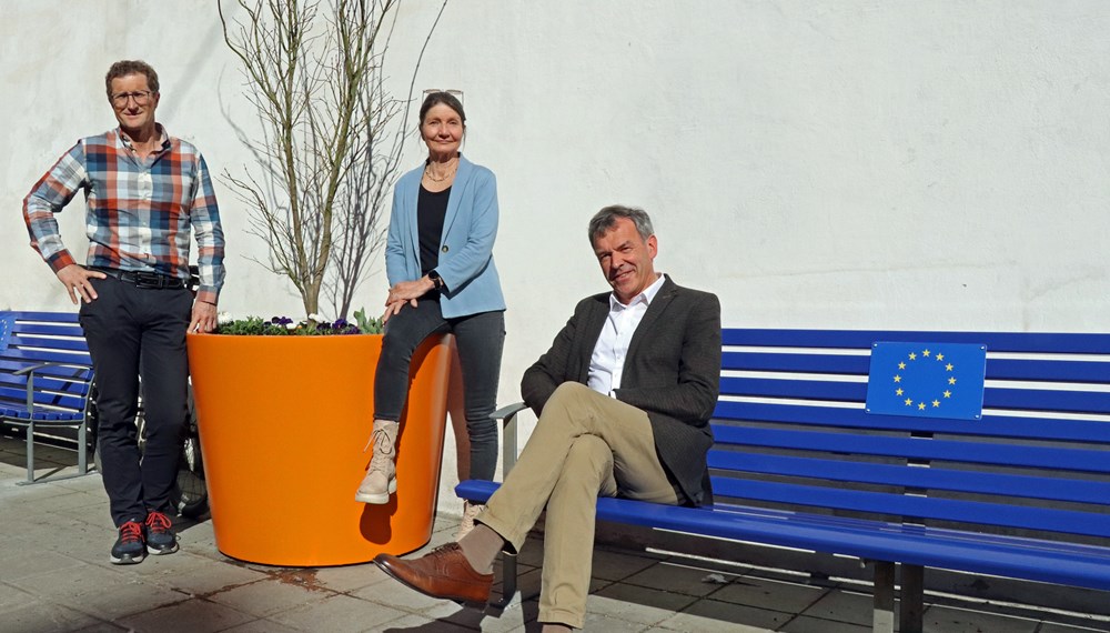 Amtsvorstand Thomas Klingler von den Grünanlagen, Umweltstadträtin Uschi Schwarzl und Bürgermeister Georg Willi (v.l.n.r.) machten sich vor Ort ein Bild von den neuen Bäumen und Bänken am Franziskanerplatz.