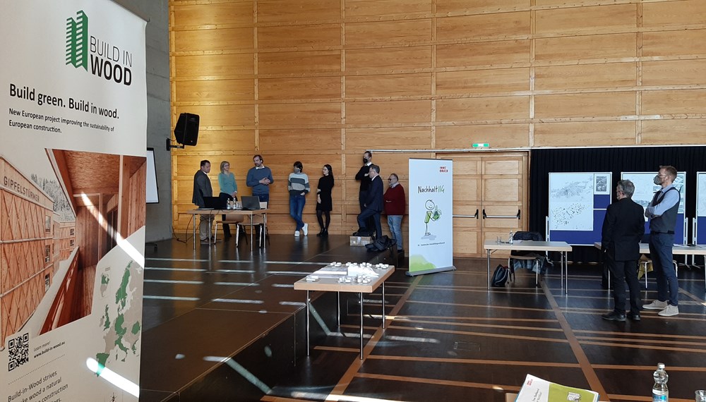 Im Zuge eines Workshops wurden Mitte März die Entwicklungsmöglichkeiten und die Anwendbarkeit des Build-in-Wood-Systems für das Wohnprojekt auf der Hungerburg mit den Projektverantwortlichen der IIG, dem städtischen Amt für Stadtplanung, Stadtentwicklung und Integration, VertreterInnen der Build-in-Wood Partner proHolz Tirol und der Architekturfirma C.F. Møller sowie WettbewerbsexpertInnen diskutiert.
