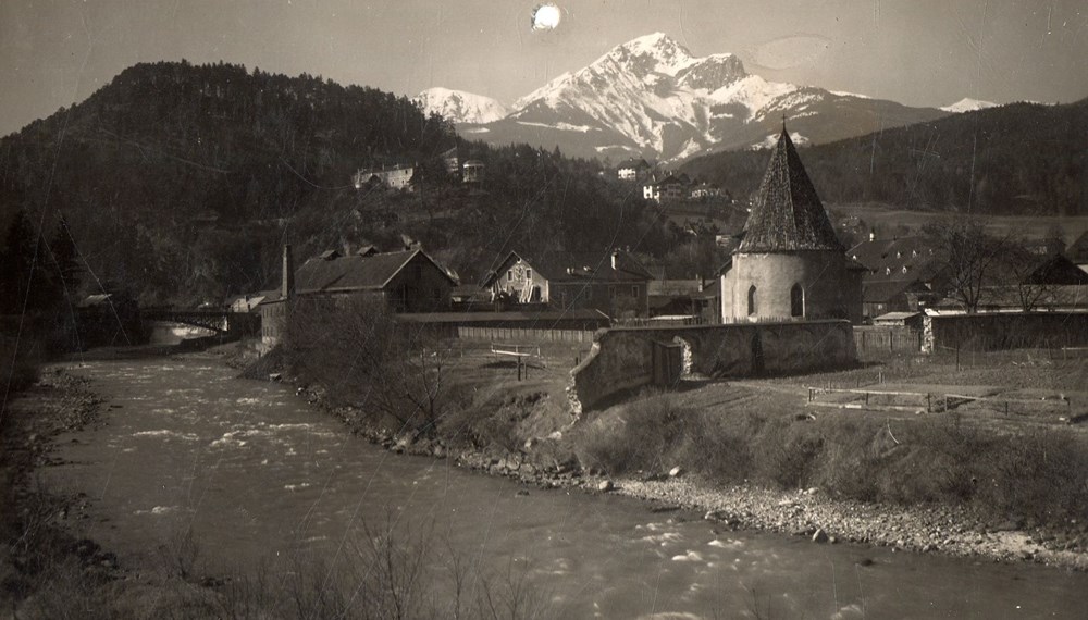 Auf diesem Foto, das gegen Ende der 1920er-Jahre entstanden sein dürfte, sind die Sill, das St. Bartlmä Kirchlein und die Gebäude der ehemaligen Wiltener Stiftsmühle abgebildet.