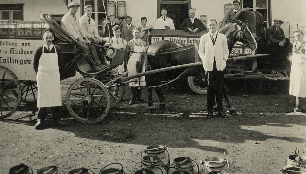 Das um ca. 1920 aufgenommene Foto zeigt die Belegschaft der Molkerei Tollinger bei den Sillhöfen.