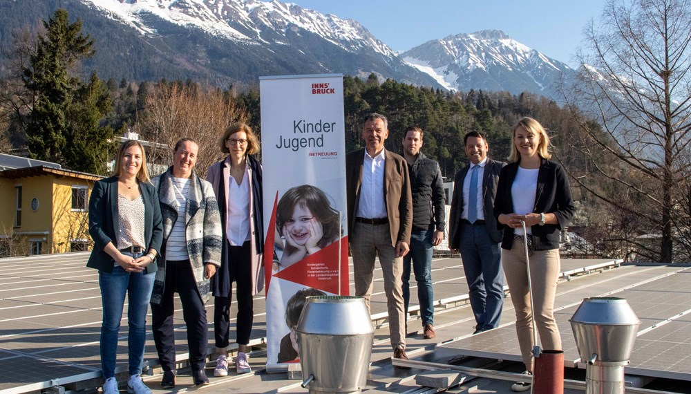 Freuen sich über den umweltfreundlichen Ökostrom am Dach des Kindergartens Hötting (v.l.n.r.): Daniela Huber (Bereichskoordinatorin der städtischen Kindergärten), Maria Hell (Kindergartenleitung Hötting), Amtsvorständin Martina Zabernig (Kinder, Generationen und Jugend), Bürgermeister Georg Willi, technischer Projektverantwortlicher der IIG Bernhard Pfeifer und IIG-Geschäftsführer Franz Danler sowie Bildungsstadträtin Elisabeth Mayr.