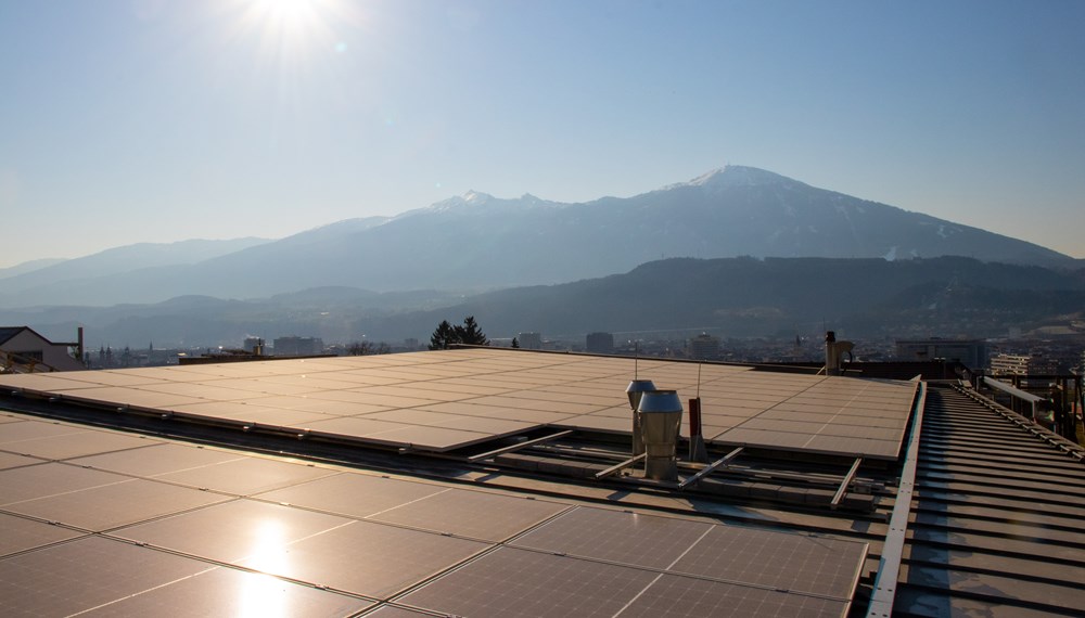 Auf 16 Dächern von städtischen Bildungseinrichtungen wird aktuell die Kraft der Sonne für sauberen Strom genutzt.