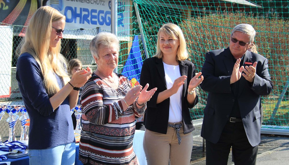 v. l. n. r.: Landtagsvizepräsidentin Stephanie Jicha, Elisabeth Götsch (Witwe des ehemaligen Nachwuchsleiters des SK Wilten Franz Götsch, der den Besele Cup begründet hat, diesem ist der Cup nun als Gedenkturnier gewidmet), Sportstadträtin Elisabeth Mayr und Bernhard Winterle (ASKÖ, 1. Vizepräsident).