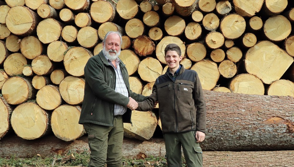 Der 64-jährige Kurt Pröller wünscht seinem Nachfolger als Referatsleiter Wald und Almen, dem 26-jährigen Florian Jäger für die Zukunft alles Gute.