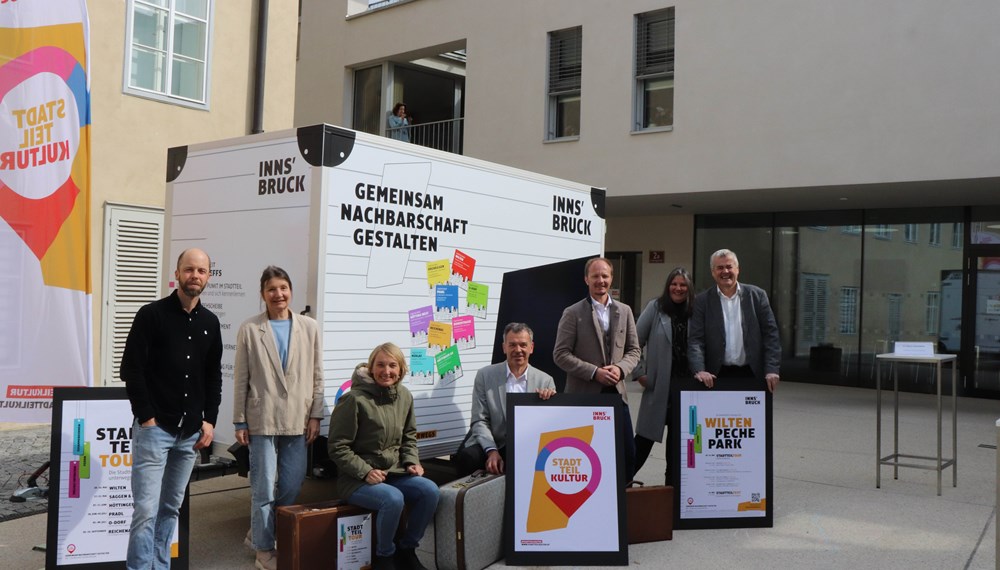 Das Konzept der Initiative STADT.TEIL.KULTUR wurde vom Innsbruck Marketing in enger Kooperation mit der Stadtteilarbeit der Innsbrucker Soziale Dienste GmbH (ISD) auf die Beine gestellt. V.l. Paul Klumpner (Bereichsleiter Stadtteiltreffs ISD), Kulturstadträtin Uschi Schwarzl, Maria Habernig-Fecht (Stadtteiltreff Wilten), Bürgermeister Georg Willi, Vizebürgermeister Johannes Anzengruber, Heidi Reckendorfer (Innsbruck Marketing) und Hubert Innerebner (Geschäftsführer ISD).