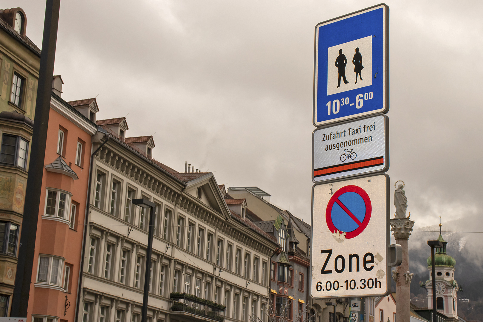 Für die vier Bereiche Nord- und Südeingang der Maria-Theresien-Straße (Anichstraße und Burggraben) sowie für die beiden Altstadteingänge Innrain/Herzog-Otto-Straße und Maria-Theresien-Straße werden mögliche Gestaltungsvarianten entsprechender Sicherheitsmaßnahmen ausgearbeitet.