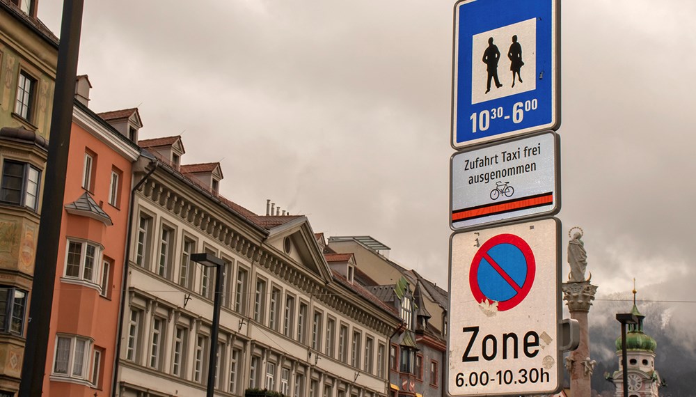 Für die vier Bereiche Nord- und Südeingang der Maria-Theresien-Straße (Anichstraße und Burggraben) sowie für die beiden Altstadteingänge Innrain/Herzog-Otto-Straße und Maria-Theresien-Straße werden mögliche Gestaltungsvarianten entsprechender Sicherheitsmaßnahmen ausgearbeitet.