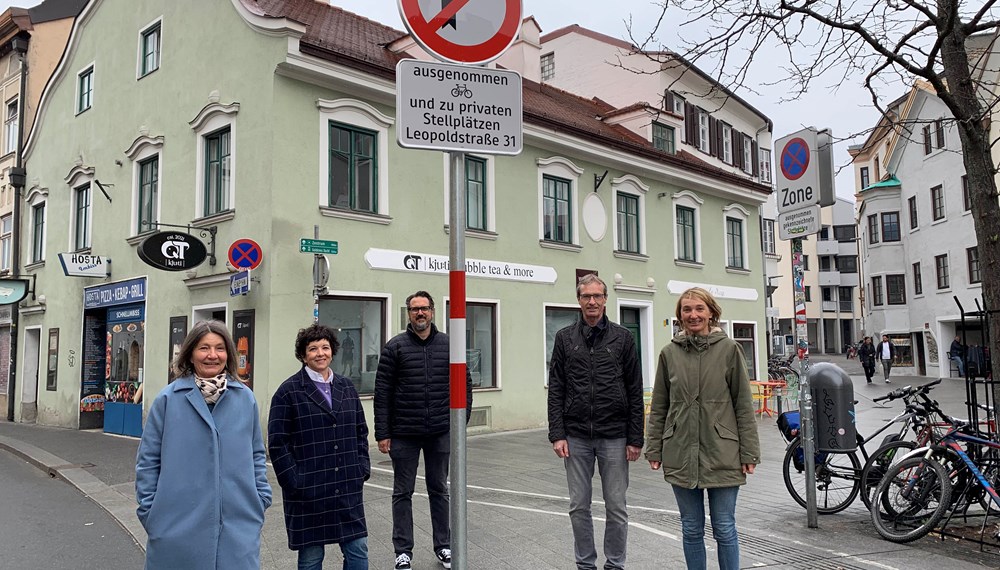 Mobilitätsstadträtin Uschi Schwarzl, Barbara Wachter und Adi Rauscher vom Wirtschaftsverein, Michael Kaufmann von der städtischen Verkehrsplanung und Maria Habernig-Fiecht vom Stadtteilzentrum Wilten (v. l. n. r.), machten sich vor Ort am verkehrsberuhigten Wiltener Platzl ein Bild.