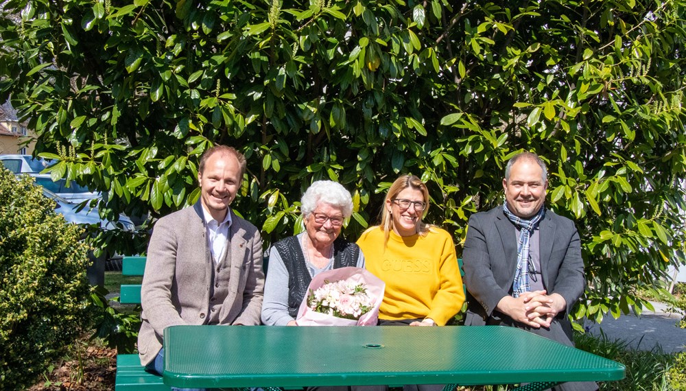 Vizebürgermeister Johannes Anzengruber (links) überbrachte im Beisein der Enkelin Nina und dem Enkel Wolfgang die besten Glückwünsche an die Jubilarin Else Aumayer.