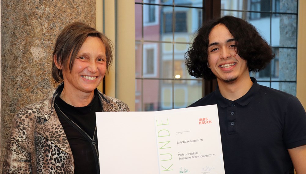 Stolz präsentiert Elfi Oblasser gemeinsam mit einem Jugendlichen des Z6 die Urkunde zum Preis der Vielfalt.