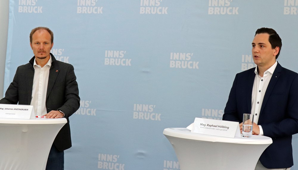 Vizebürgermeister Johannes Anzengruber (l.) und der Amtsvorstand der Kinder- und Jugendhilfe, Raphael Hölbling, informierten bei einem Pressegespräch über die Auswirkungen der Corona-Pandemie auf Familien.