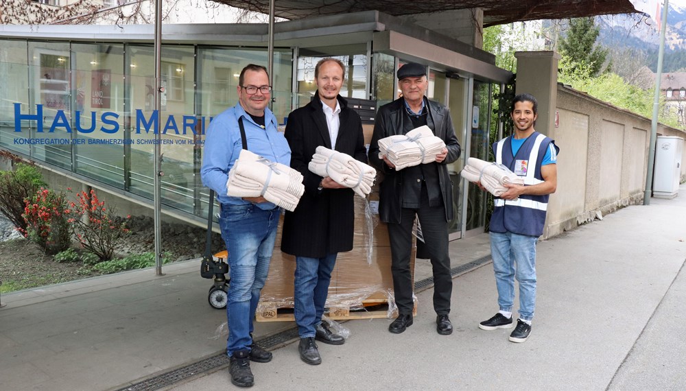 Das Ankunftszentrum für Geflüchtete aus der Ukraine wurde vom Land Tirol im Innsbrucker Stadtteil Saggen im Haus Marillac, Sennstraße 3, eingerichtet. Dort ist damit die Erstanlaufstelle für Geflüchtete. Um diese zu unterstützen, spendete Karl Gostner (2.v.r.) vom Geschäft Tyrler 100 Sets, jeweils ein Handtuch und ein Badetuch. Die Handtücher wurden von der Berufsfeuerwehr vom Geschäft in der Innenstadt zum Haus Marillac geliefert. Bernhard Kapfinger (l.) von der Tiroler Soziale Dienste GmbH (TSD) nahm die Spende in Anwesenheit von Vizebürgermeister Johannes Anzengruber (2.v.l.) entgegen.