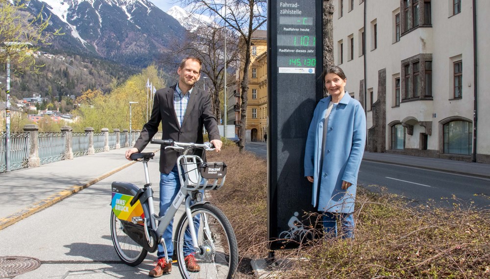 Stadtrad-Projektleiter Thomas Hillebrand von der IVB und Mobilitätsstadträtin Uschi Schwarzl freuen sich über den Anstieg an RadfahrerInnen im Winter.