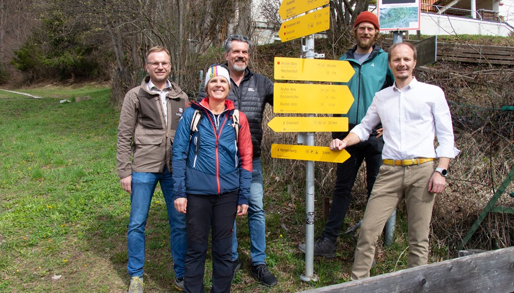 Präsentierten die neuen Wegtafeln auf der Nordkette (v.l.): Albuin Neuner (Leiter Referat Natur und Erholung), Katharina Wolf (Betreuerin Wegenetz, AVI), Christoph Stock (Geschäftsführer-Stv. TVB), Katharina Wolf (Betreuerin Wegenetz, AVI), Mathias Bonauer (Naturraumranger) und Vizebürgermeister Johannes Anzengruber.