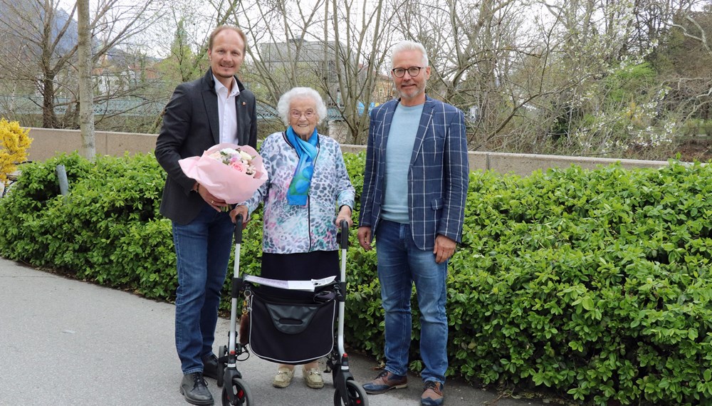 Vizebürgermeister Johannes Anzengruber (l.) und der Geschäftsführer des Hauses St. Josef am Inn, Christian Juranek, gratulierten Apollonia Pernlochner zum 101. Geburtstag.