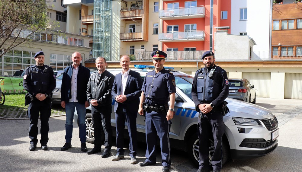 Vizebürgermeister Johannes Anzengruber (M.) stellte gemeinsam mit Thomas Koland (Referatsleiter für Öffentliche Ordnung; 2.v.l.), Klaus Feistmantl (Amtsvorstand für Allgemeine Sicherheit und Veranstaltungen; 3.v.l.) und Daniel Mallaun (Stadtpolizeikommando Innsbruck, Leiter Referat Verkehrsangelegenheiten; 2.v.r.) den Jahresrückblick der MÜG sowie die Verkehrsunfallstatistik 2021 vor.