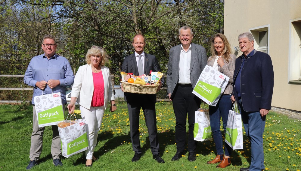 Freuen sich über die prall bepackten Gotlpack Sackerln (v.l.): Wolfgang Schösser (Lions Club Innsbruck-Igls), Monika Horvath (Vinzenzgemeinschaft Tirol), Vizebürgermeister Johannes Anzengruber, Hubert Innerebner (Geschäftsführer ISD), Klara Neurauter (Neurauter Frisch GmbH) und Matthias Meraner (Lions Club Innsbruck-Igls).