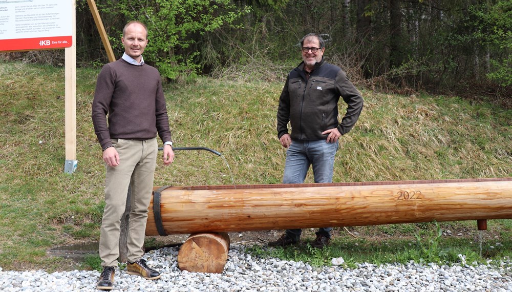 Vizebürgermeister Johannes Anzengruber und Andreas Wildauer (Amtsleiter Wald und Natur) – hier beim renovierten Brunnen am Rechenhofweg – freuen sich, dass die Innsbrucker Wanderbrunnen wieder laufen.