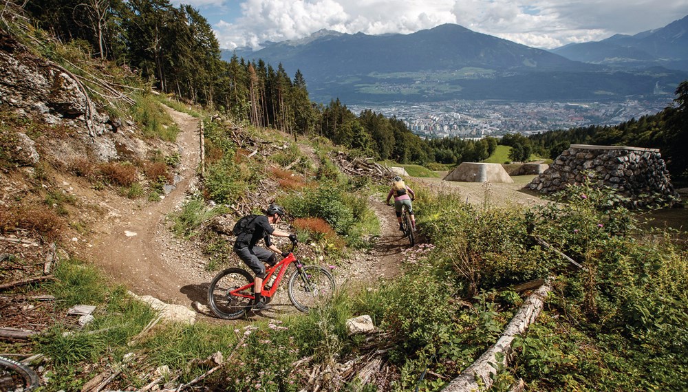 Der Streckenverlauf des Arzler-Alm-Trails steht oft im Blickpunkt mehrerer Interessensgruppen. Um diesen Entwicklungen entgegenzuwirken, setzt die Stadt Innsbruck mit ihren PartnerInnen auf bewusstseinsbildende Maßnahmen und lädt zum „Awareness-Ride".