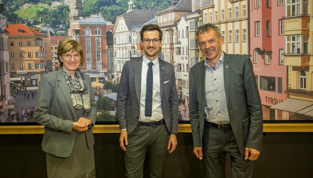 Bürgermeister Georg Willi (r.) hieß gemeinsam mit der für Städtepartnerschaften zuständigen Stadträtin Christine Oppitz-Plörer den Freiburger Oberbürgermeister Martin Horn in Innsbruck willkommen.