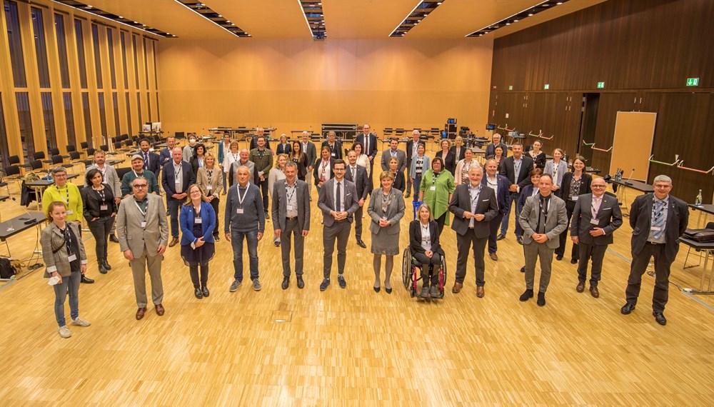 Der Innsbrucker Gemeinderat mit Bürgermeister Georg Willi (vorne: 5.v.l.) freute sich über den Besuch der Freiburger Delegation rund um Oberbürgermeister Martin Horn (vorne: M.).