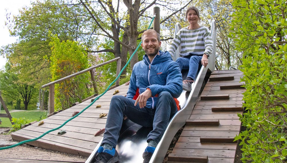 Ab Juli wird der Rapoldipark zur Spielinsel für kleine Piraten, freuen sich Stadrätin Uschi Schwarzl und Ricardo Leuschel (Referat Planung und Bau/Grünanlagen).