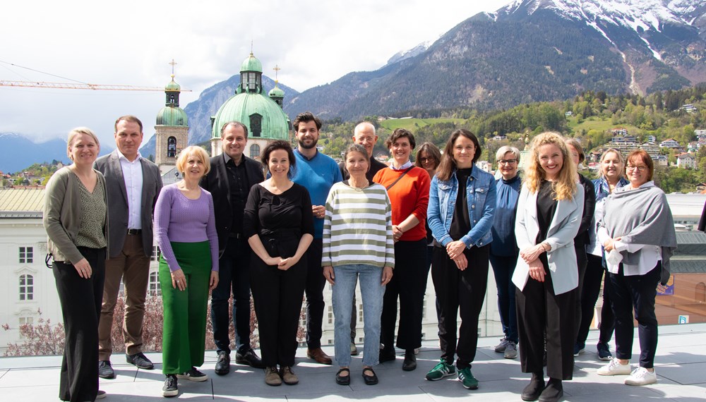 Treffpunkt und erste Station der Tour durch Innsbrucker Kultureinrichtungen war das Haus der Musik Innsbruck. Kulturstadträtin Uschi Schwarzl (Bildmitte), die für Kultur zuständige Amtsvorständin Birgit Neu (4.v.r.) sowie Kulturamtsleiterin Isabelle Brandauer (3.v.r.) waren für die Stadt Innsbruck mit dabei.