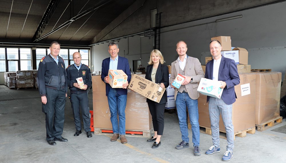 Bürgermeister Georg Willi (3.v.l.), Stadträtin Elisabeth Mayr, Vizebürgermeister Johannes Anzengruber (2.v.r.) und Vizebürgermeister Markus Lassenberger (r.) bedankten sich bei Vertretern der Berufsfeuerwehr Innsbruck (l.) für die Organisation des Hilfstransportes nach Krakau.