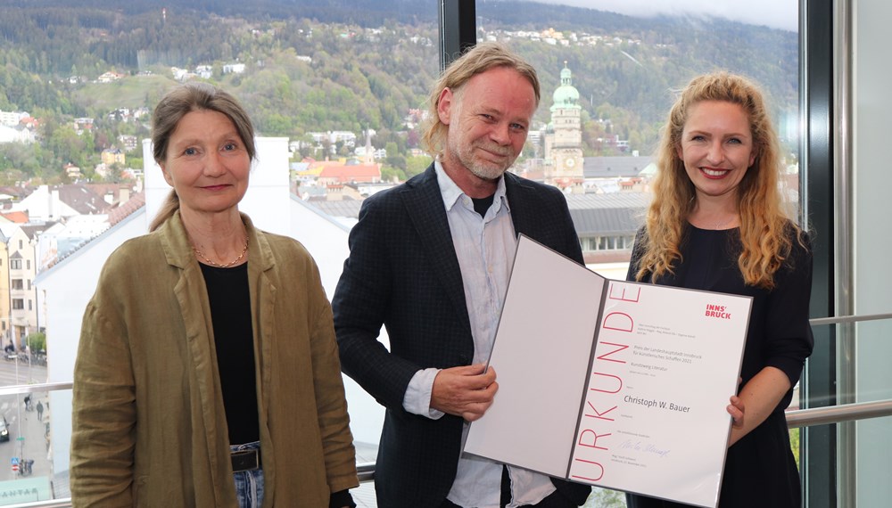 Ausgezeichnete Sprachkunst: Der Preisträger Christoph W. Bauer mit Kulturstadträtin Uschi Schwarzl (li.) und Kulturamtsleiterin Isabelle Brandauer.