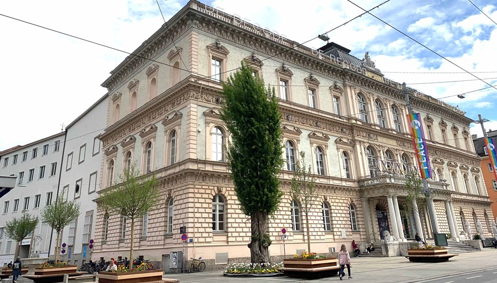 Ganz neu: Begrünte Sitzgelegenheiten stehen nun vor dem Landesmuseum für PassantInnen bereit.